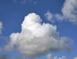 blanco mullido nube terminado azul cielo fondo, hermosa cielo foto