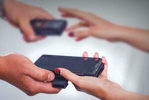 hombre y mujer intercambiar teléfonos inteligentes foto