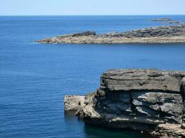 acantilados y atlántico océano, rocas cañón y laguna, belleza en naturaleza. vacaciones viaje antecedentes foto