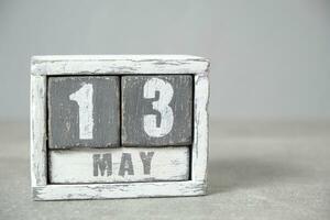 mayo 13 calendario hecho de madera cubitos gris fondo.con un vacío espacio para tu texto. foto