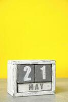 mayo 21 calendario hecho de madera cubitos amarillo fondo.con un vacío espacio para tu texto. foto