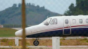 phuket, thailand december 05, 2016 - företag jet citat cj3 av mjets taxning på phuket flygplats, mitten skott. mjets är baserad i thailand. video