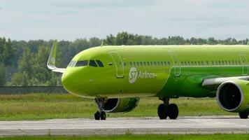 novosibirsk, ruso federación julio 15, 2022 - avión s7 aerolíneas rodaje en el pista a tolmachevo aeropuerto. avión en el calle de rodaje turismo y viaje concepto video