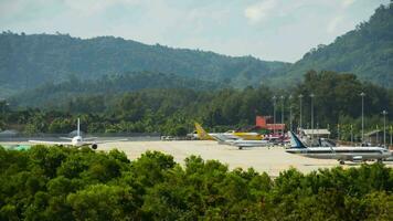 phuket, tailândia, 5 de dezembro de 2016 - timelapse. avião de passageiros no aeroporto de phuket. decolagem pouso taxiamento, vista panorâmica. conceito de turismo e viagens video