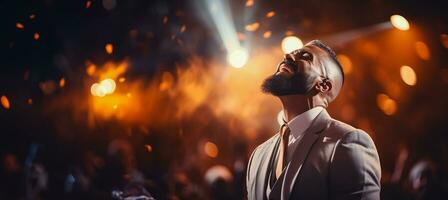 energético cristiano evangelio cantante expresando alabanza a señor Jesús Cristo foto