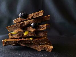 piezas de chocolate. con bayas, fresas, naranjas foto