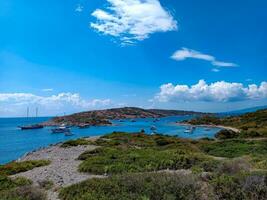 paisaje de un hermosa isla con un bahía. ver desde el colina. foto