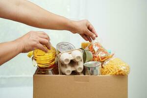 alimentos en caja de donación para voluntarios para ayudar a las personas. foto