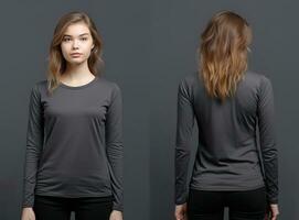 mujer vistiendo un gris camiseta con largo mangas frente y espalda vista. ai generado foto