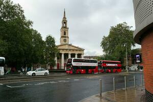 bajo ángulo ver de ocupado central Londres ciudad y la carretera con tráfico durante lluvia y nublado día terminado Inglaterra genial Bretaña de Reino Unido. imagen estaba capturado en agosto 2do, 2023 foto