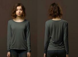 mujer vistiendo un gris camiseta con largo mangas frente y espalda vista. ai generado foto