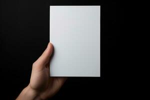 un humano mano participación un blanco sábana de blanco papel o tarjeta aislado en negro antecedentes. ai generado foto