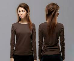mujer vistiendo un marrón camiseta con largo mangas frente y espalda vista. ai generado foto