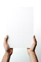 un humano mano participación un blanco sábana de blanco papel o tarjeta aislado en blanco antecedentes. ai generado foto