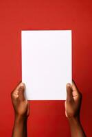 un humano mano participación un blanco sábana de blanco papel o tarjeta aislado en rojo antecedentes. ai generado foto