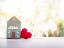 miniatura casa con rojo corazón para inversión propiedad concepto. foto