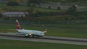 sochi, Rússia Julho 28, 2022 - cenas do boeing 737 vento nordestino passageiro avião aterrissagem e travagem às sochi aeroporto, pôr do sol ou alvorecer. avião chegada, lado visualizar. turismo e viagem conceito video