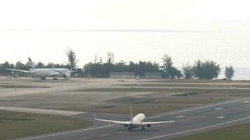 phuket, Thailand februari 11, 2023 - passagier vlak boeing 737, hs dby van nok lucht uittrekken en beklimmen in de achtergrondverlichting. passagiersvliegtuig vliegt weg. vliegtuig over- zee achtergrond. toerisme reizen concept video