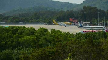 Phuket, Thailand November 26, 2019 - - Zeitraffer von Flughafen Verkehr. Aufnahmen von Flugplatz Phuket video