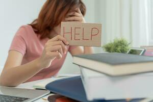 las estudiantes asiáticas tienen ansiedad debido a los exámenes, las mujeres se preparan para las pruebas y aprenden lecciones en la biblioteca. estrés, desesperación, prisa, malentendido lectura, desaliento, expectativa, conocimiento foto