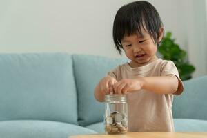 ahorrar dinero. niños poniendo monedas para ahorrar. riqueza, finanzas, seguros, inversiones, educación, futuro, planificar la vida, aprender, banca, familia, salud, salud y seguros de accidentes. foto