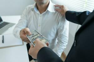 los empresarios reciben salarios o bonificaciones de la gerencia o del jefe. empresa dar recompensas para fomentar el trabajo. hombre de negocios sonriente disfrutando de una recompensa en el escritorio de la oficina. foto