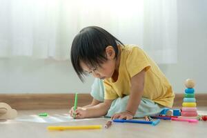 contento Asia niños jugando aprendizaje pintar en papel. actividad, desarrollo, iq, equivalente, meditación, cerebro, músculos, esencial habilidades, familia teniendo divertido gasto hora juntos. fiesta foto