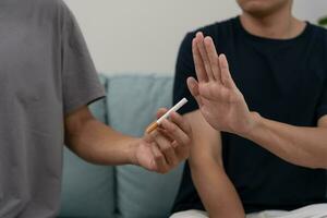 No Fumar. el hombre deja de fumar, se niega, rechaza, rompe el cigarrillo, dice que no. dejar de fumar por salud. día mundial del tabaco. drogas, cáncer de pulmón, enfisema, enfermedad pulmonar, narcótico, efecto nicotina foto