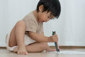 contento Asia niños jugando aprendizaje pintar en papel. actividad, desarrollo, iq, equivalente, meditación, cerebro, músculos, esencial habilidades, familia teniendo divertido gasto hora juntos. fiesta foto