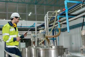 ingenieros o fábrica gerentes vistiendo la seguridad casco inspeccionar el máquinas en el producción línea. utilidad inspector cheque máquina y prueba el sistema a reunirse el estándar. máquina, mantenimiento. foto