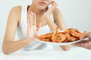 comida alergias, mujer tener reacciones Comezón y enrojecimiento después comiendo camarón, Mariscos alergia, picor, erupción, abdominal dolor, diarrea, cofre opresión, inconsciencia, muerte, grave evitar alergias foto