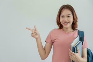 retrato hermosa asiático mujer alumno. sonrisa niña contento estudiar. leer libro en Universidad instalaciones. joven hembra en internacional Asia universidad. educación, estudiar, escuela, aprendiendo, examen, Seguir educación foto