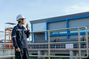 mantenimiento y inspector. mantenimiento ingenieros son utilizando walky hablando a informar el resultados de inspección de edificios y estructuras irrigación ingenieros son explorador compuerta sistemas foto