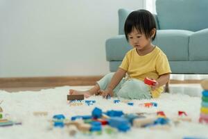 contento Asia niños jugando aprendizaje pintar en papel. actividad, desarrollo, iq, equivalente, meditación, cerebro, músculos, esencial habilidades, familia teniendo divertido gasto hora juntos. fiesta foto