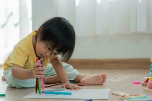 contento Asia niños jugando aprendizaje pintar en papel. actividad, desarrollo, iq, equivalente, meditación, cerebro, músculos, esencial habilidades, familia teniendo divertido gasto hora juntos. fiesta foto