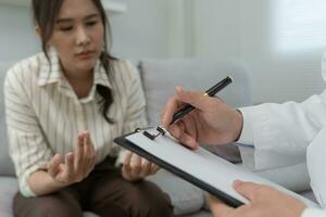 mujer con problemas de salud mental está consultando. el psiquiatra está registrando la condición del paciente para el tratamiento. aliento, problema de amor y familia, bipolar, paciente de depresión, proteger el suicidio foto