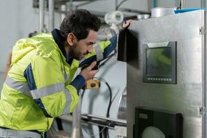 ingenieros o fábrica gerentes vistiendo la seguridad casco inspeccionar el máquinas en el producción línea. el inspector abrió el máquina a prueba el sistema a reunirse el estándar. máquina mantenimiento foto