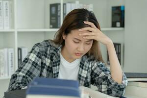 las estudiantes asiáticas tienen ansiedad debido a los exámenes, las mujeres se preparan para las pruebas y aprenden lecciones en la biblioteca. estrés, desesperación, prisa, malentendido lectura, desaliento, expectativa, conocimiento foto