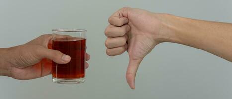 hombre se niega decir No y evitar a bebida un alcohol whisky , parada mano firmar masculino, alcoholismo tratamiento, alcohol adiccion, dejar bebida alcohólica, detener Bebiendo alcohol. negar vaso espíritu, insalubre, rechazar foto