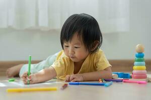 contento Asia niños jugando aprendizaje pintar en papel. actividad, desarrollo, iq, equivalente, meditación, cerebro, músculos, esencial habilidades, familia teniendo divertido gasto hora juntos. fiesta foto