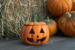 Jack-o'-lantern con calabazas, Víspera de Todos los Santos decoración foto