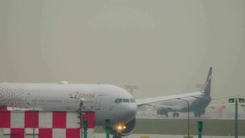 Moscou, russe fédération juillet 28, 2021 - milieu tir, Boeing 777, ei gueu de rossiya roulage dans lourd pluie, pauvres visibilité à sheremetievo aéroport. averse sur le aérodrome video