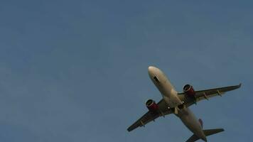 Phuket, Thailand Januar 22, 2023 - - Jet kommerziell Flugzeug fliegt hoch im das Blau Himmel. Airbus a320, b 325l von juneyao Fluggesellschaften nehmen aus Overhead beim Phuket Flughafen video