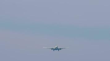 passeggeri Jet aereo si avvicina prima approdo. aereo nel il cielo. sfondo per viaggio pubblicità. aviazione concetto video