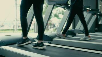 Sport Athlet Mann und Frau tragen Kleider Laufen auf Laufband Aussicht von aktiv weiblich Athlet Ausbildung im Fitnessstudio video