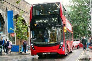 maravilloso bajo ángulo ver de autobús Servicio y británico tráfico a central Londres ciudad de Inglaterra Reino Unido. imagen capturado en agosto 2do, 2023 durante nublado y lluvioso día. foto