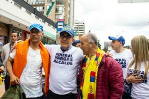 bogotá, Colombia, dieciséis agosto 2023. general Jorge Luis vargas a el marzo preguntando para gustavo petro el proceso de destitución. pacífico protesta. la marcha Delaware la mayoria foto