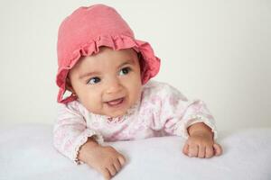 retrato de un hermosa cuatro meses bebé niña foto