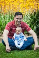 joven padre teniendo divertido al aire libre con su seis meses antiguo bebé muchacha. felicidad concepto. familia concepto foto