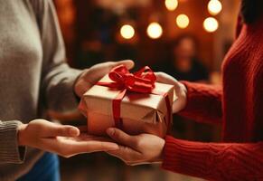 un mujer manos fuera un rojo regalo a un hombre foto